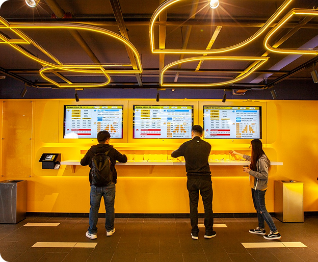 3 person writing their numbers in Magnum 4D outlet